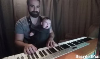Tata uspavljuje bebu sviranjem na klaviru (VIDEO)