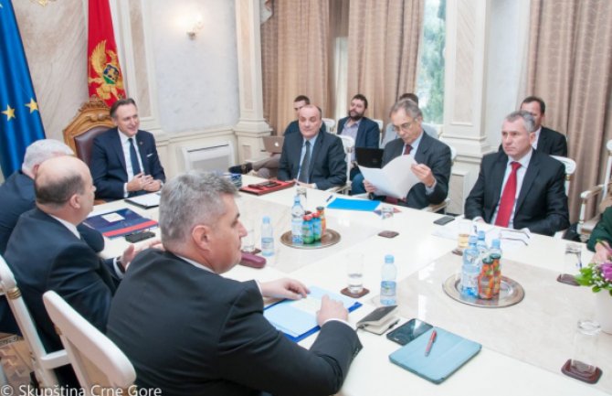 Kad političari popravljaju medije