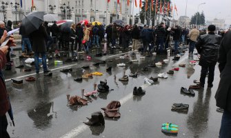 Protest građana Skoplja s cipelama u rukama (FOTO)