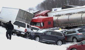 Troje poginulo, 73 povrijeđeno u lančanom sudaru u Pensilvaniji