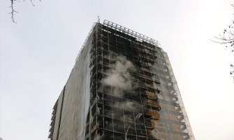 Požar uništio višespratnicu u Skoplju (Foto)