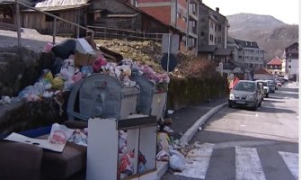 Kolašin: Komunalci štrajkuju, grad zatrpan smećem