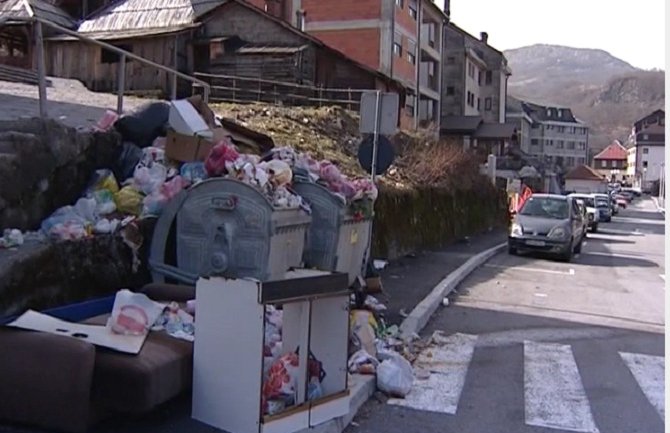 Kolašin: Komunalci štrajkuju, grad zatrpan smećem