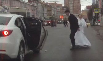 Na ulici, u vjenčanici istukla mladoženju buketom (VIDEO)  