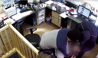 Surovi napad na čovjeka u kancelariji zbog roleksa (VIDEO)
