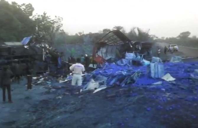 Stravična nesreća: 71 osoba izgubila život u sudaru autobusa i kamiona (VIDEO)