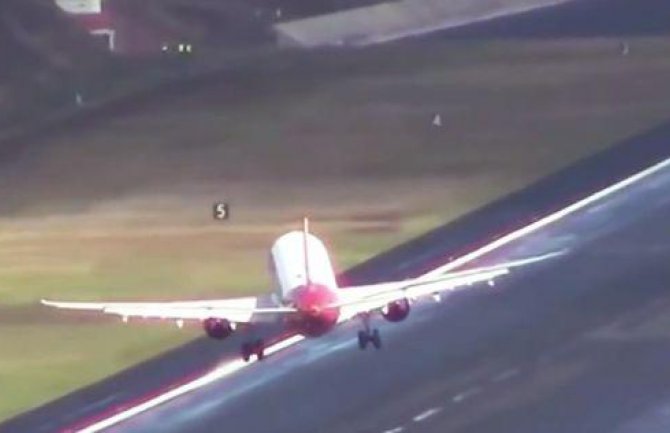 Ovako avioni slijeću na jedan od najopasnijih aerodroma (VIDEO)