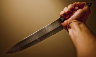 Srednjoškolka kuhinjskim noževima napala učenike i nastavnike u hodniku