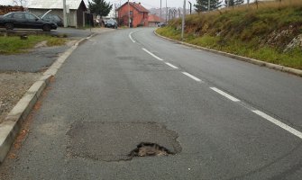 Građani plaćaju korumpirane službenike i njihove “poslovne” partnere sa kojima dijele plijen (FOTO)