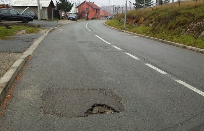 Građani plaćaju korumpirane službenike i njihove “poslovne” partnere sa kojima dijele plijen (FOTO)