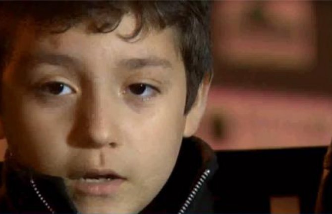  Putnici aplaudirali kada je sedmogodišnjak bio prinuđen da napusti avion