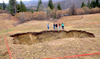 Zemlja se otvorila u Tutinu: Preko noći se pojavila rupa prečnika oko 15 metara(FOTO)
