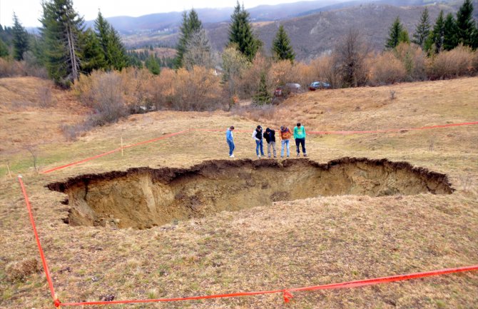 Zemlja se otvorila u Tutinu: Preko noći se pojavila rupa prečnika oko 15 metara(FOTO)