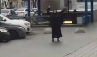 Majka devojčice kojoj je odsječena glava pada u nesvijest nakon što joj je  saopštena vijest(VIDEO)