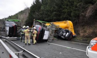 Prevrnuo se kamion koji je prevozio automobile,tri osobe povrijeđene(VIDEO)