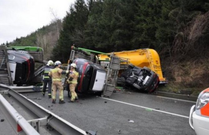 Prevrnuo se kamion koji je prevozio automobile,tri osobe povrijeđene(VIDEO)