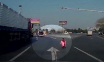 Nevjerovatno: Dvogodišnji dječak ispao iz gepeka nasred auto-puta, i čudom preživio! (VIDEO)