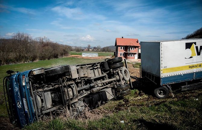 Aktivisti Samoopredeljenja prevrnuli kamion s robom iz Srbije