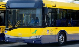 Mahao sjekirom po autobusu i govorio 