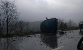 Automobil na putu Danilovgrad-Nikšić udario u stijenu, vozač povrijeđen