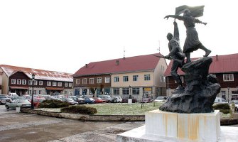 Ne zna da li je razriješen, ali zna da mu plate duguju još od 2014. 