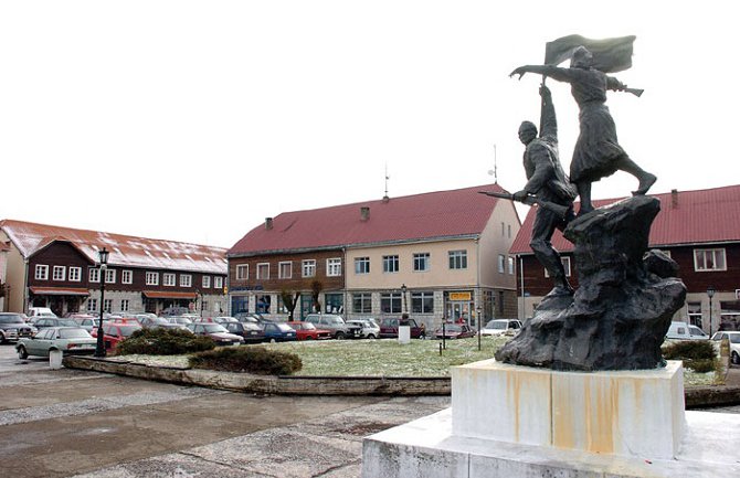 Ne zna da li je razriješen, ali zna da mu plate duguju još od 2014. 