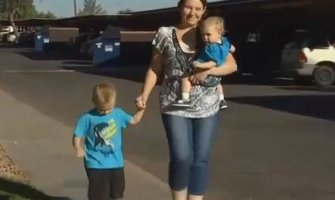 Umjesto da je uhapsi, policajac pomogao samohranoj majci na ulici (FOTO)