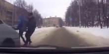 Policajac heroj: Spasio dječaka u posljednjem trenutku od udarca automobila (Video)