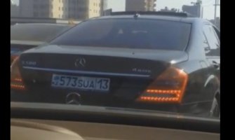 Vozač Mercedesa oduševio u saobraćaju (VIDEO)