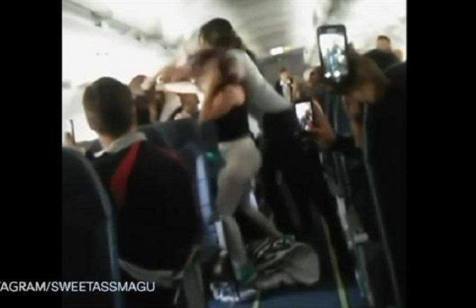 Tuča pet žena u avionu (Video)