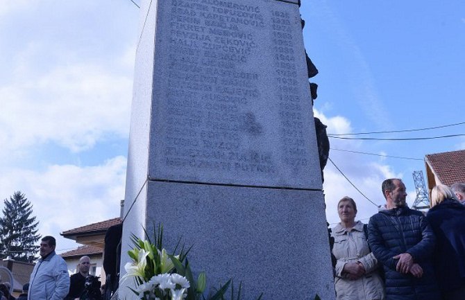 Neadekvatno postavljanje spomenika žrtvama zločina u Štrpcima na 