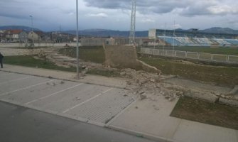 Vjetar srušio zid na stadionu Sutjeske