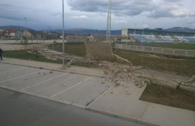 Vjetar srušio zid na stadionu Sutjeske