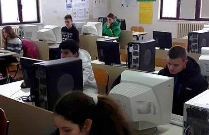 Osnovci provjeravali informatičke vještine na Cetinju