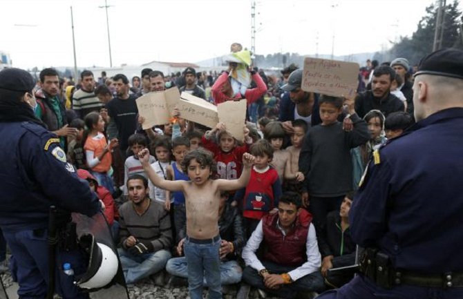 Izbjeglice protestuju u Idomeniju: Merkel, izdala si nas (Foto)