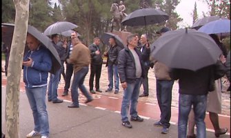 Penzionisani policajci protestuju ispred Skupštine Crne Gore