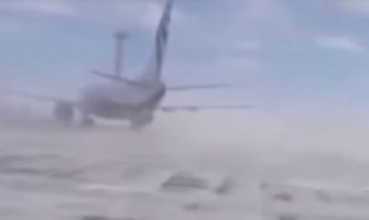 Vjetar okretao Boing 737 po pisti (Video)