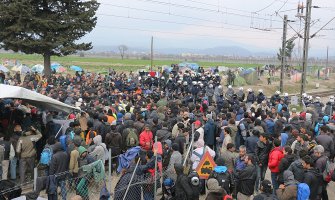 Raste broj izbjeglica i policijskih snaga u Idomeniji (Foto)