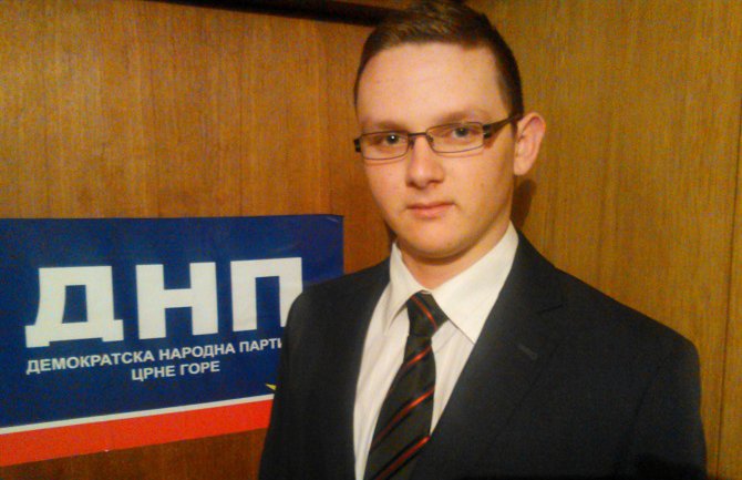 DNP: Da li bi gimnazijalci bili kažnjeni da su istakli zastave NATO-a?