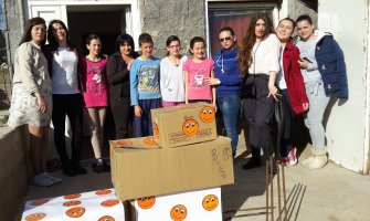 Mladi Pozitivne donirali hranu i garderobu porodici Zmajević iz Nikšića