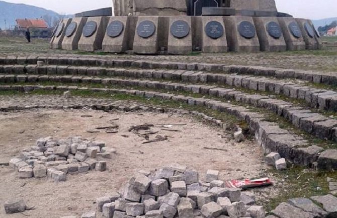 Nepoštovanje memorijalnih spomenika udar na kolektivni identitet Crne Gore