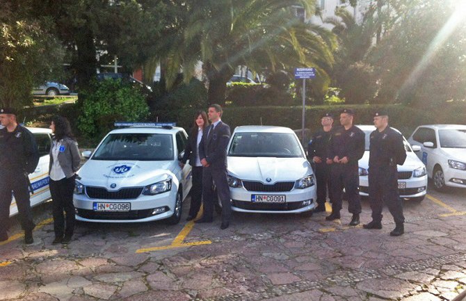 Komunalna policija Herceg Novog dobila nove „Škode“, uniforme i palice (FOTO)