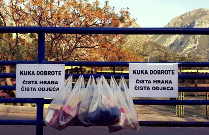 Forum mladih Bošnjačke stranke postavio Kuke dobrote u Baru (FOTO)