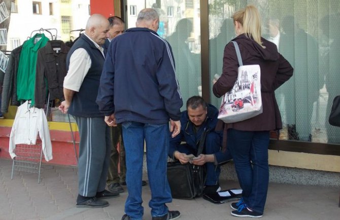 Primorali poštara da im nasred ulice podijeli penzije