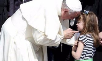 Papa Franjo ispunio želju šestogodišnjakinji koja gubi vid i sluh