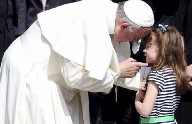 Papa Franjo ispunio želju šestogodišnjakinji koja gubi vid i sluh