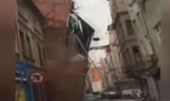 Napuštena zgrada se srušila na susjedne kuće (VIDEO)