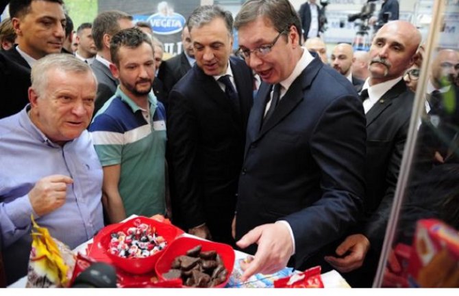 Vučić počastio Vujanovića bombonama i medenim srcem