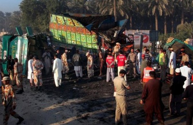 U sudaru autobusa i kamiona 19 mrtvih, među poginulima i dvoje djece