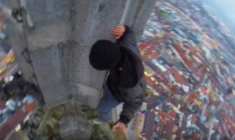 Snimak koji ledi krv: Njemac se popeo na najvišu crkvu svijeta (Video)